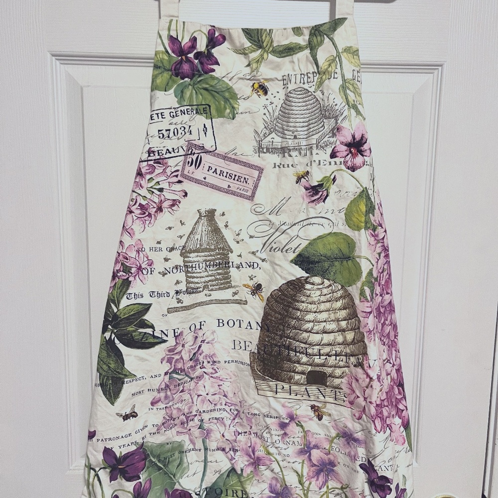 Floral apron with bee themed print
